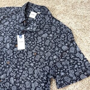 NWT ROWM Blue Desert Soul All Over Print Short Sleeve Button Up Shirt Size M